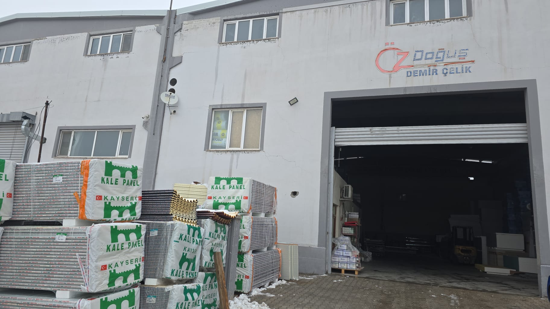 Öz Doğuş Yapı Market, Malatya’da inşaat yapı malzemeleri alanında toptan ve perakende satış hizmeti sunan, iki şubesiyle bölgenin güvenilir yapı marketlerinden biridir. İzocam ısı yalıtım ürünleri, alçıpan ve alçıpan aksesuarları, sandwich panel, trapez sac, profil boru, betopan, OSB, XPS ve EPS yalıtım levhaları, mineral yün, tel örgü, köşebent, Grandex ürünleri ve prefabrik ev malzemeleri geniş ürün yelpazemizle Malatya ve çevresine kaliteli çözümler sunmaktayız. Profesyonel hizmet anlayışı, uygun fiyat politikası ve güçlü stok kapasitesiyle Öz Doğuş Yapı Market, konut, sanayi ve prefabrik yapı projeleri için güvenilir yapı malzemeleri tedarikçisidir.