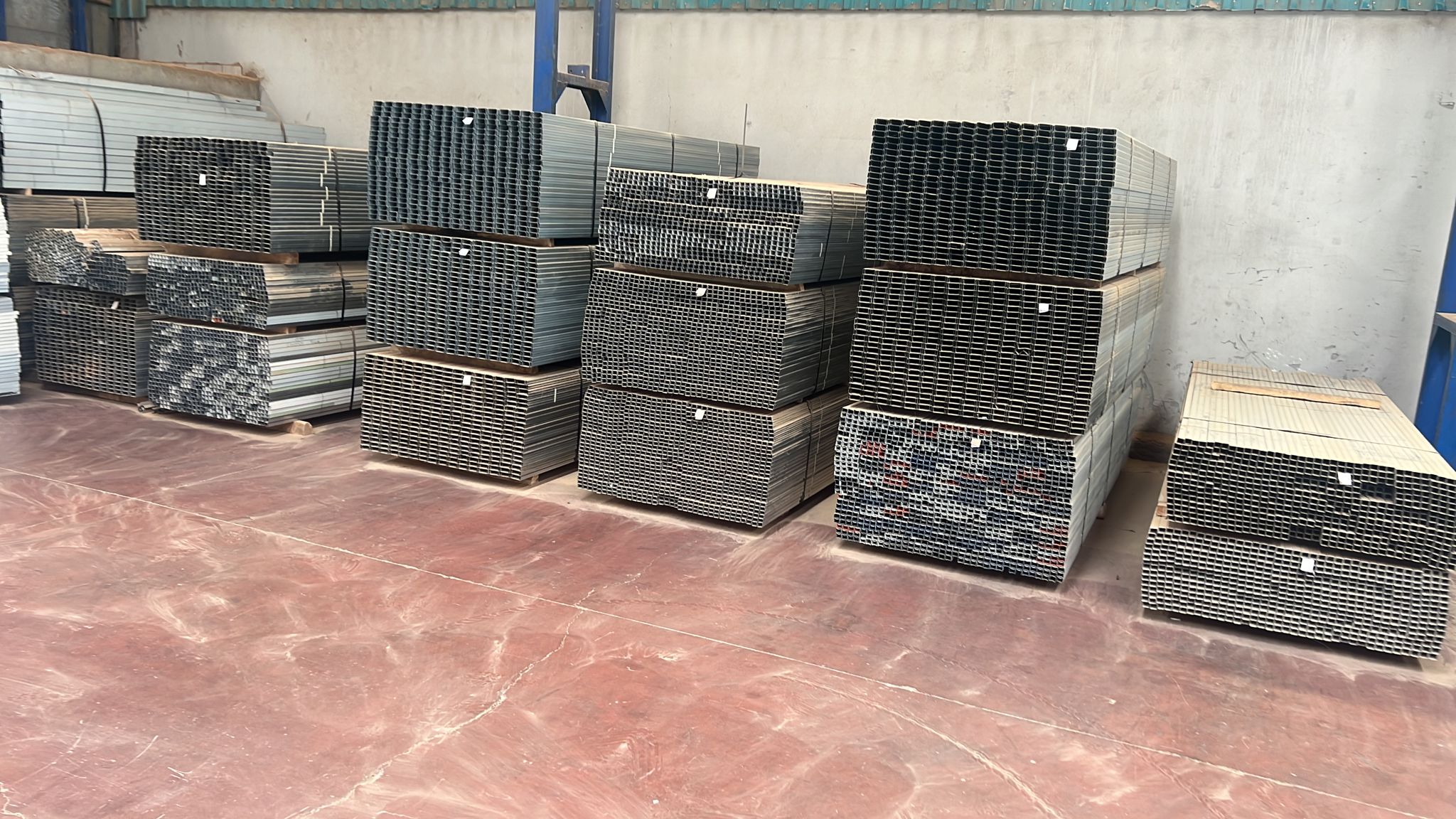 Öz Doğuş Yapı Market, Malatya’da inşaat yapı malzemeleri alanında toptan ve perakende satış hizmeti sunan, iki şubesiyle bölgenin güvenilir yapı marketlerinden biridir. İzocam ısı yalıtım ürünleri, alçıpan ve alçıpan aksesuarları, sandwich panel, trapez sac, profil boru, betopan, OSB, XPS ve EPS yalıtım levhaları, mineral yün, tel örgü, köşebent, Grandex ürünleri ve prefabrik ev malzemeleri geniş ürün yelpazemizle Malatya ve çevresine kaliteli çözümler sunmaktayız. Profesyonel hizmet anlayışı, uygun fiyat politikası ve güçlü stok kapasitesiyle Öz Doğuş Yapı Market, konut, sanayi ve prefabrik yapı projeleri için güvenilir yapı malzemeleri tedarikçisidir.
