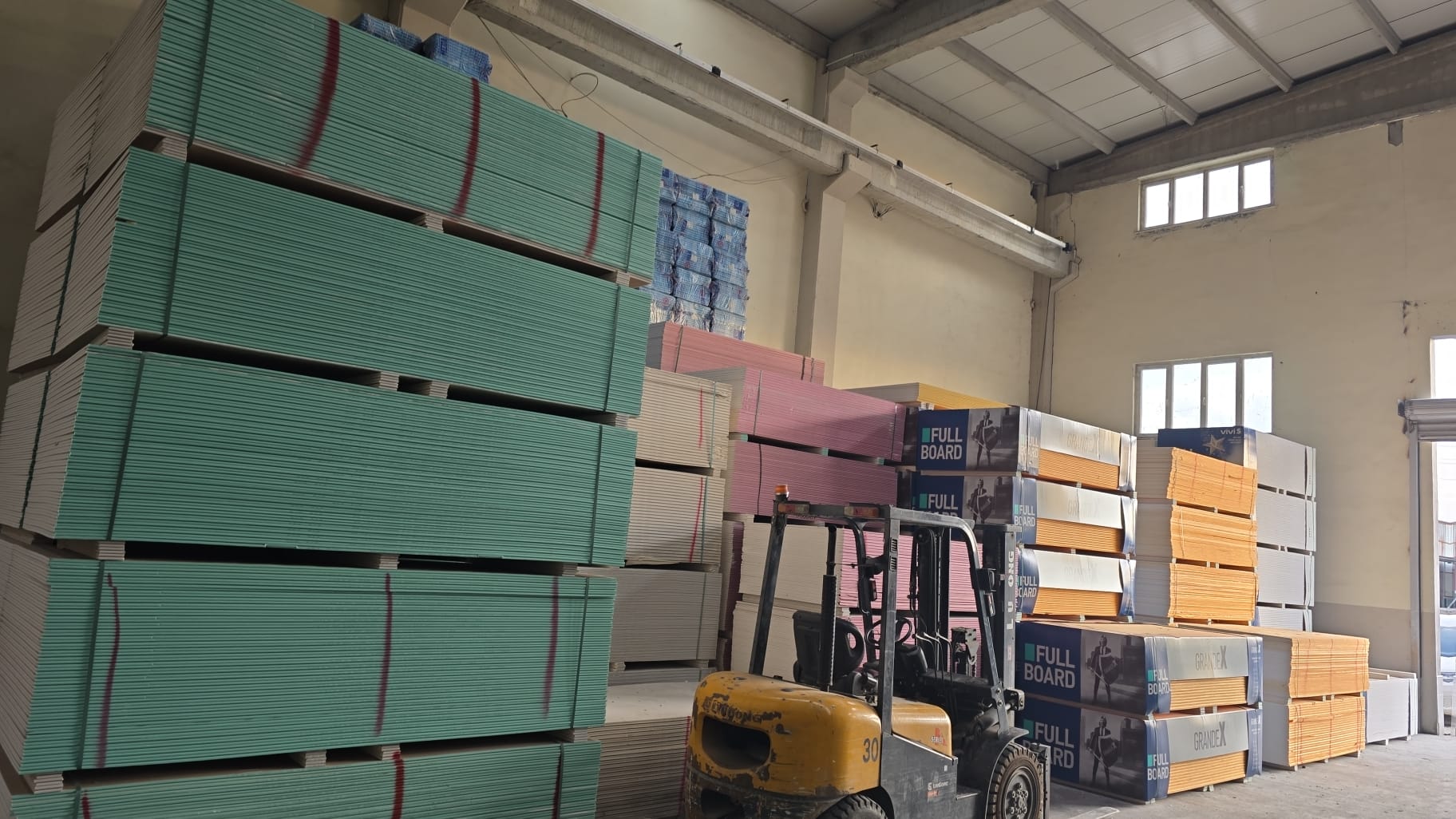 Öz Doğuş Yapı Market, Malatya’da inşaat yapı malzemeleri alanında toptan ve perakende satış hizmeti sunan, iki şubesiyle bölgenin güvenilir yapı marketlerinden biridir. İzocam ısı yalıtım ürünleri, alçıpan ve alçıpan aksesuarları, sandwich panel, trapez sac, profil boru, betopan, OSB, XPS ve EPS yalıtım levhaları, mineral yün, tel örgü, köşebent, Grandex ürünleri ve prefabrik ev malzemeleri geniş ürün yelpazemizle Malatya ve çevresine kaliteli çözümler sunmaktayız. Profesyonel hizmet anlayışı, uygun fiyat politikası ve güçlü stok kapasitesiyle Öz Doğuş Yapı Market, konut, sanayi ve prefabrik yapı projeleri için güvenilir yapı malzemeleri tedarikçisidir.